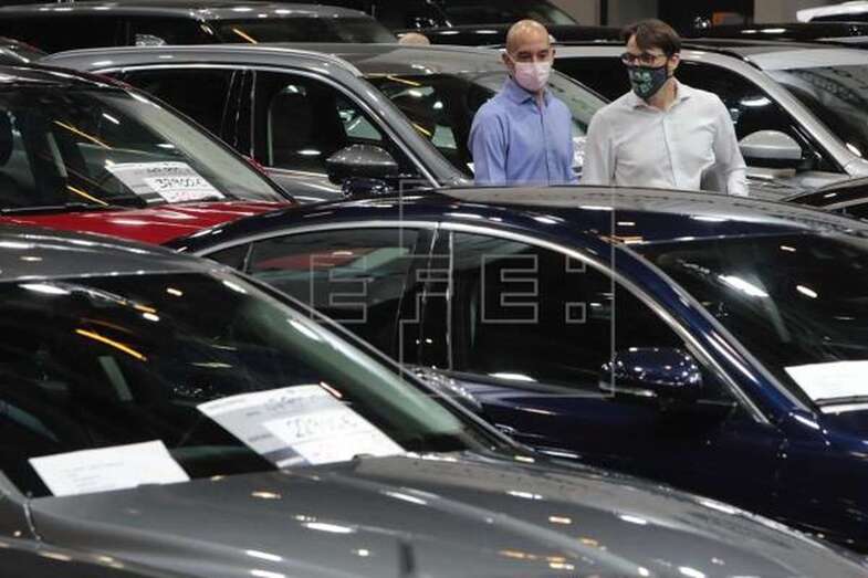 Imagen de archivo de una feria de vehículos de ocasión en Valencia / EFE - Biel Aliño